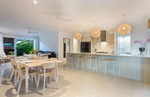 Trinity Beach House | Villa Kelurga Coastal Relaxing Escape close to the Beach.Pet friendly