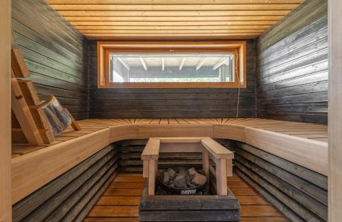 Tahkovuori Ski Chalet | Villa Kultaranta A - Scenic Lakeside Cabin in Tahkovuori with Hot Tub and Sauna