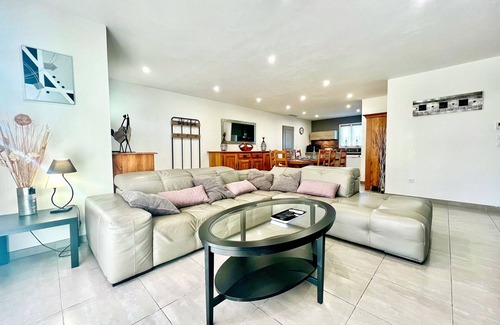 Istres House | Villa "L'Oustau Degio" - Swimming pool, 4 bedrooms, 6 beds, 2 bathrooms, 8 p