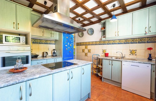 Miraflores del Palo Villa | Villa "La Bicicleta Azul" with Shared Pool & Wi-Fi