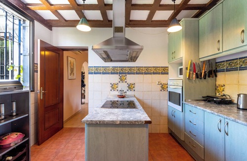 Miraflores del Palo Villa | Villa "La Bicicleta Azul" with Shared Pool & Wi-Fi