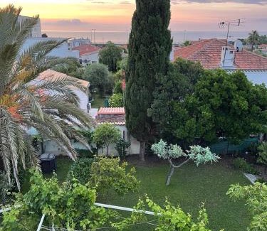 Plaine de la Brague House | Villa la Croix Lorette- 190m2, 10 personnes max, 65m2 de Terrasse, Barbecue, 200m2 de Jardin, parking, wifi, vue mer,10min à pied plage de Galets