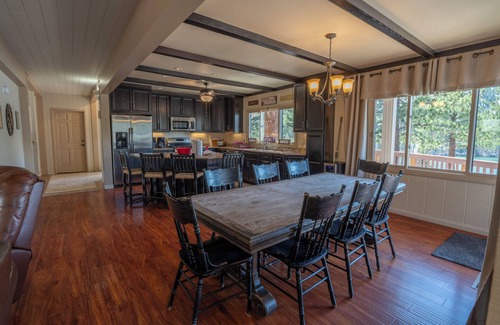 June Lake House | Villa Lago Home - Spacious 4 BD/5 BTH perfect for Families & Groups
