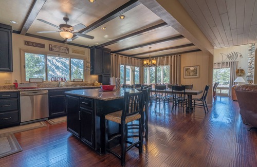 June Lake House | Villa Lago Home - Spacious 4 BD/5 BTH perfect for Families & Groups