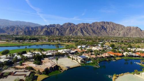 La Quinta House | Villa Lago - Luxe Infinity Edge Pool, Mountain & Lake Views #065943 4br