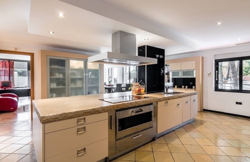Artola Villa | Villa Las Dunas-Spectacular front-line beach Villa