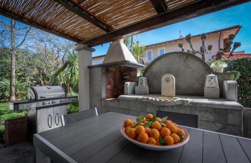 Forte dei Marmi Villa | Villa Le Fontanelle In Forte Dei Marmi With Ac