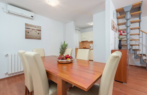 Nova Vas Villa | Villa Leonie with Private Pool and garden