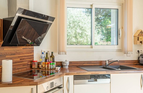 Eyjeaux House | Villa Les Papillons: Haven of Peace and Comfort