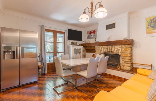 Lioux Villa | Villa "Les Vallons" with private pool, garden, and Wi-Fi
