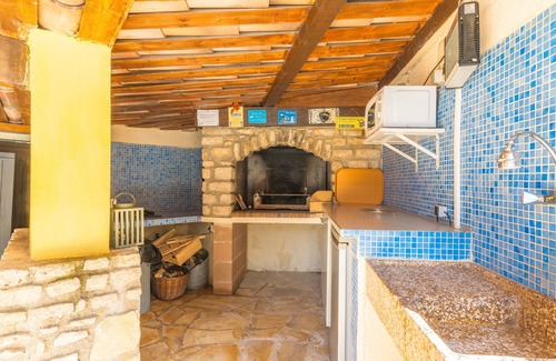 Lioux Villa | Villa "Les Vallons" with private pool, garden, and Wi-Fi
