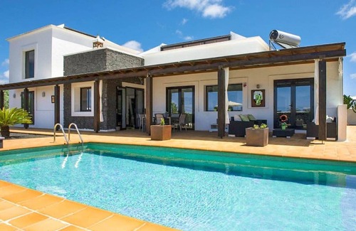 Yaiza Villa | Villa Longa: Large Heated Private Pool, A/C, WiFi, Eco-Friendly