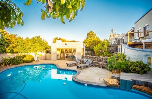 Bellville House | Villa Luisa: Sun-filled hidden gem with Pool.