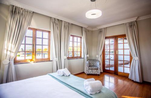Bellville House | Villa Luisa: Sun-filled hidden gem with Pool.