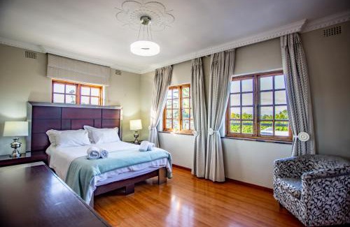 Bellville House | Villa Luisa: Sun-filled hidden gem with Pool.