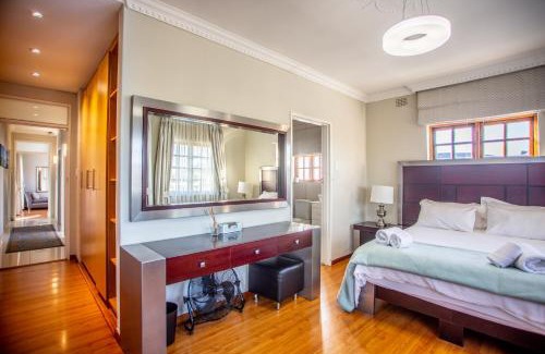 Bellville House | Villa Luisa: Sun-filled hidden gem with Pool.