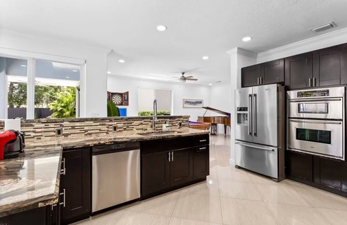 Tamiami Villa | Villa Luxe 5BR Pool & Jacuzzi Fire Pit Piano Pool Table in brilliant Miami