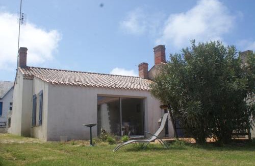 Saint-Gilles-Croix-de-Vie House | Villa maraichine rénovée, grand jardin et wifi, entre Plage et Marché