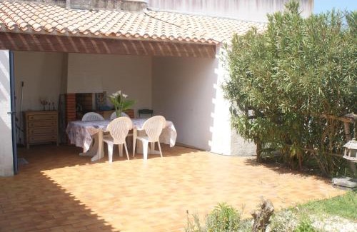 Saint-Gilles-Croix-de-Vie House | Villa maraichine rénovée, grand jardin et wifi, entre Plage et Marché