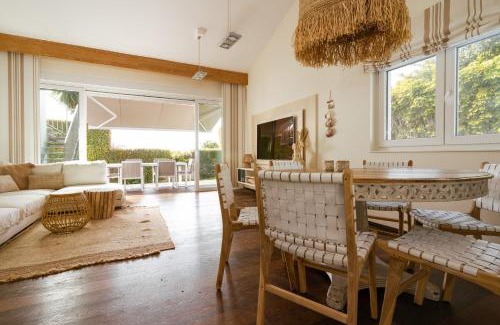 Urbanizacion Costabella Villa | Villa Madrugada, beachside villa in Costabella