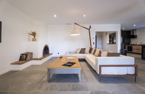 Hyeres Villa | Villa 'Malost' with Private Terrace, Wi-Fi and Air Conditioning