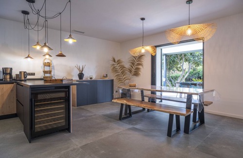 Hyeres Villa | Villa 'Malost' with Private Terrace, Wi-Fi and Air Conditioning
