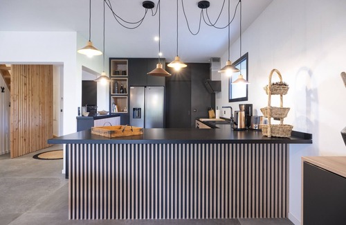 Hyeres Villa | Villa 'Malost' with Private Terrace, Wi-Fi and Air Conditioning