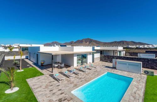 Playa Blanca Villa | Villa Malvasia by Villa Plus