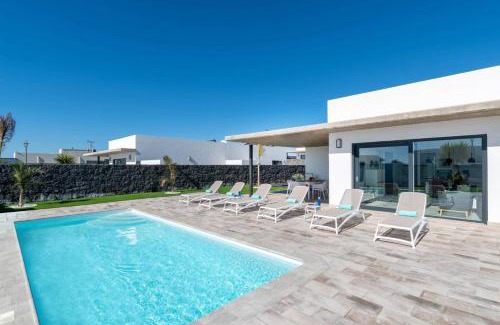 Playa Blanca Villa | Villa Malvasia by Villa Plus