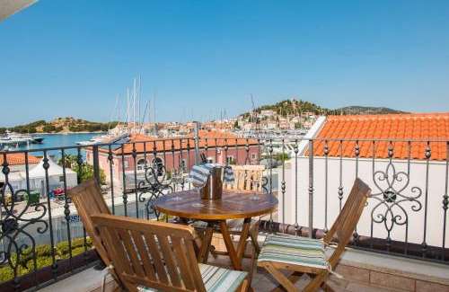 Tribunj Apartment | Villa Manda with sea view, 2 terraces & parking