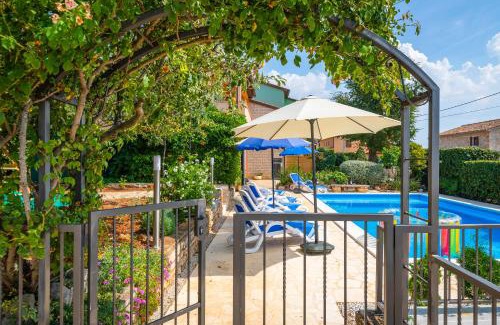 Kastelir Villa | Villa Margerita with private pool, yard and parking