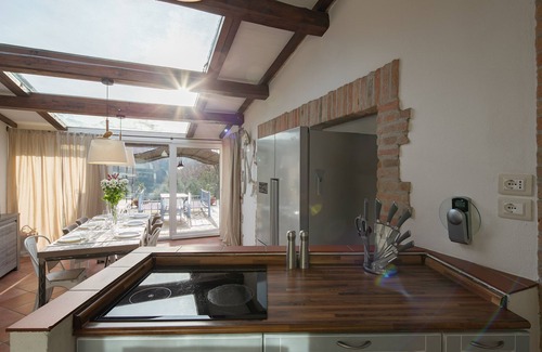 Montecolognola Villa | Villa Marghi, modern villa with infinity pool overlooking Lake Trasimeno
