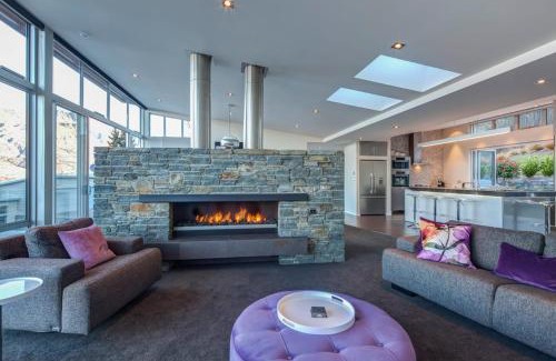 Fernhill Villa | Villa Matau- Gas Fire- Lake Views- AC- BBQ