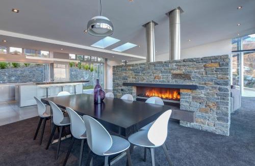 Fernhill Villa | Villa Matau- Gas Fire- Lake Views- AC- BBQ