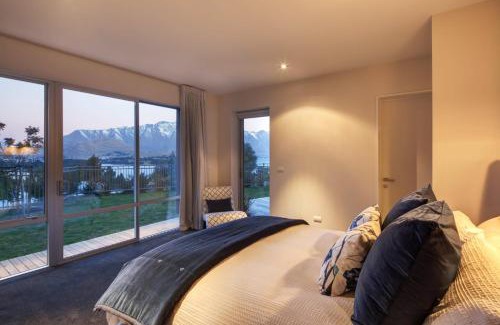 Fernhill Villa | Villa Matau- Gas Fire- Lake Views- AC- BBQ