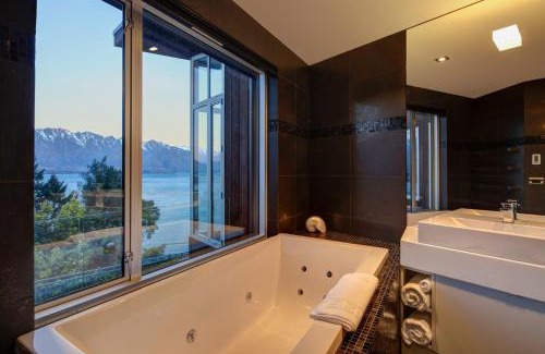Fernhill Villa | Villa Matau- Gas Fire- Lake Views- AC- BBQ