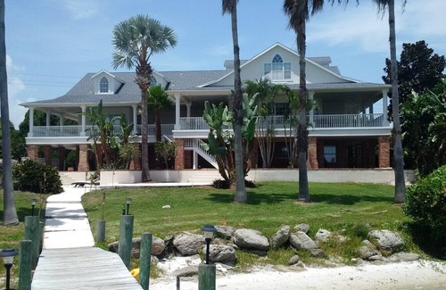 Tropic Apartment | Villa Melbourne Master BR suite w/King bed/heated Pool