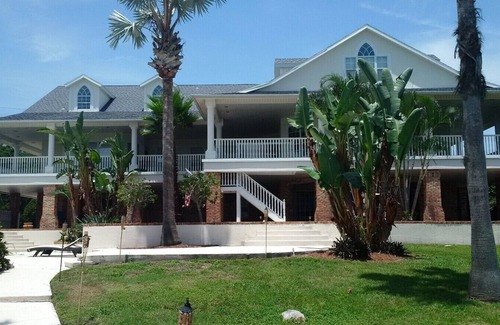 Tropic Apartment | Villa Melbourne Master BR suite w/King bed/heated Pool