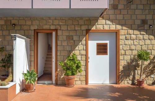 Termini Imerese Villa | Villa Mendolia Hot Pool and Design
