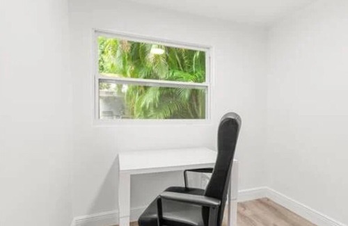 Northeast Miami Condo | Villa Miami Poolside Paradise