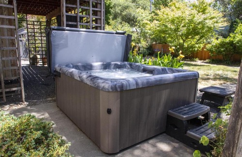 Guerneville House | Villa Mimosa Hot Tub Fire Table BBQ Walk to River Dog Friendly