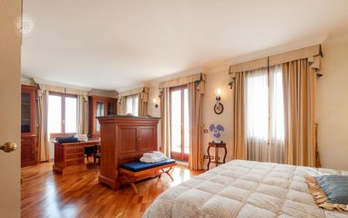 Ospedaletti Villa | Villa Miramare con Ampia Piscina Riscaldata e Vista Mare