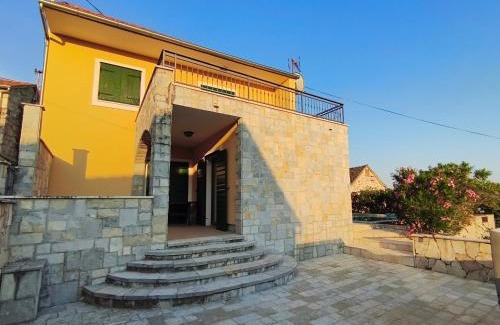 Siroke Villa | Villa Mirta