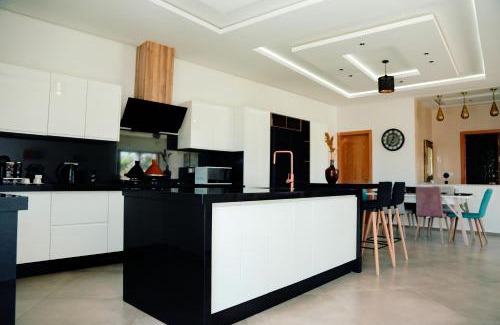 Essaouira Villa | Villa moderne à 5 min de la plage avec jardin et 3 salons