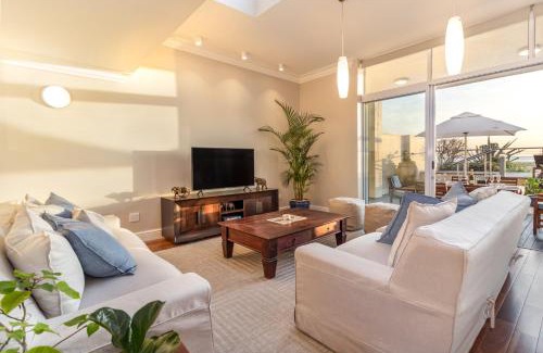 Gordons Bay Central Villa | "Villa Montemar' Luxury Villa for 6 on the Beach with Pool