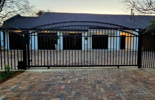 Potchefstroom House | Villa-né Guesthouse