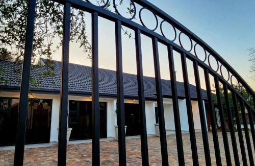 Potchefstroom House | Villa-né Guesthouse