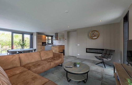 Julianadorp aan zee Villa | Villa near North Holland Beach with Jacuzzi
