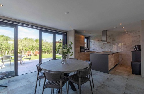 Julianadorp aan zee Villa | Villa near North Holland Beach with Jacuzzi
