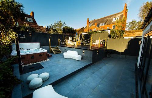 Robin Hood's Bay Apartment | Villa Neptune at Rounton Villa by Maison Parfaite - Hot Tub - Parking - Robin Hoods Bay